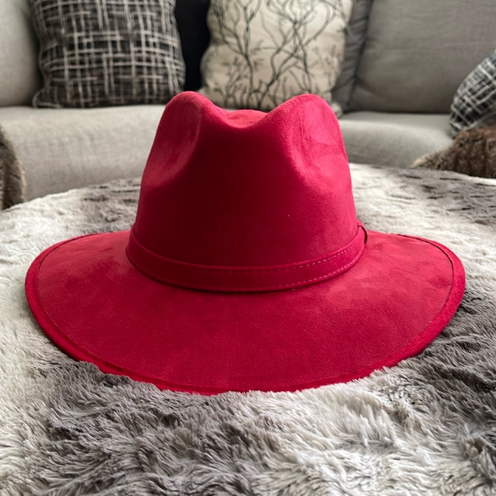 Suedelike Red Hat
